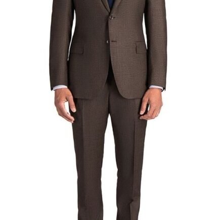 Traje elegante color marrón